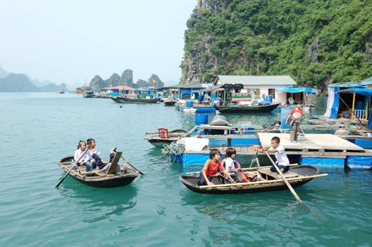 thing-to-do-in-halong-bay-floating-village