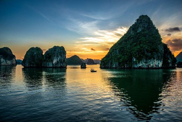 reasons-to-visit-vietnam-halong-bay