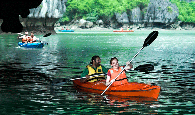 thing-to-do-in-halong-bay-kayaking