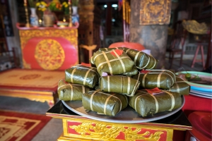 Vietnamese Lunar New Year Delicacies: What's the Difference Between Banh Chung and Banh Tet?