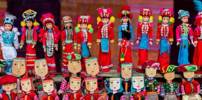 flower-hmong-doll-sales-in-bac-ha-market