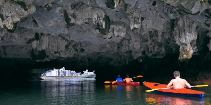 kayaking-luon-cave-halong-bay