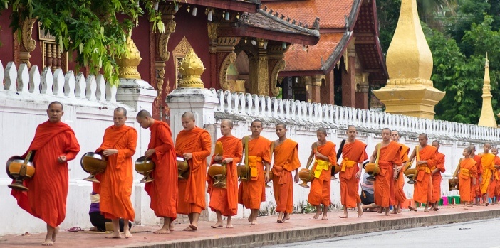 almsgiving-luang-prabang