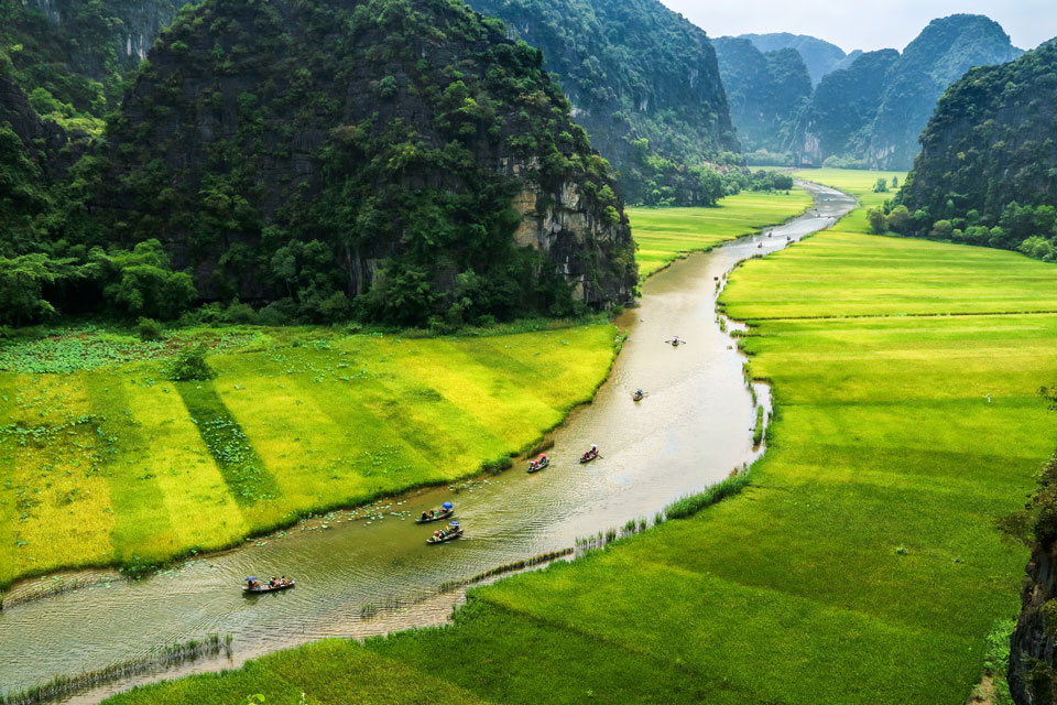 beautiful-cruising-along-tam-coc