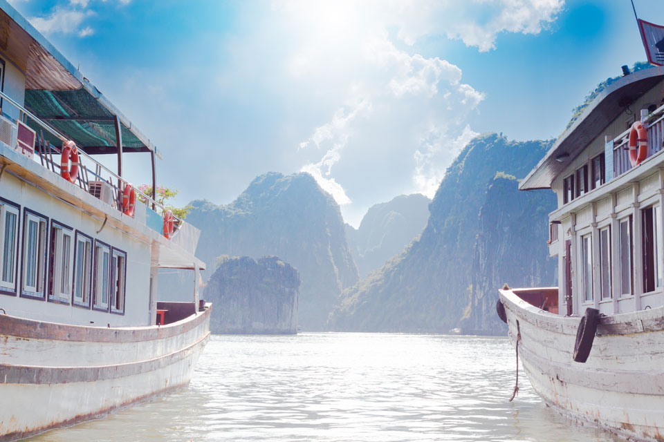 halong-bay-cruising