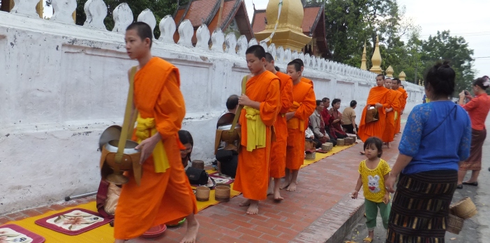 32-529-morning-alms-giving-luang-prabang.JPG