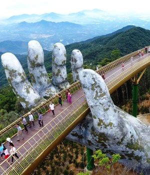 DA NANG GOLDEN BRIDGE