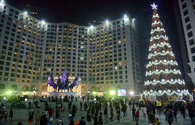 Chrismas Tree Decoration Hanoi Vietnam