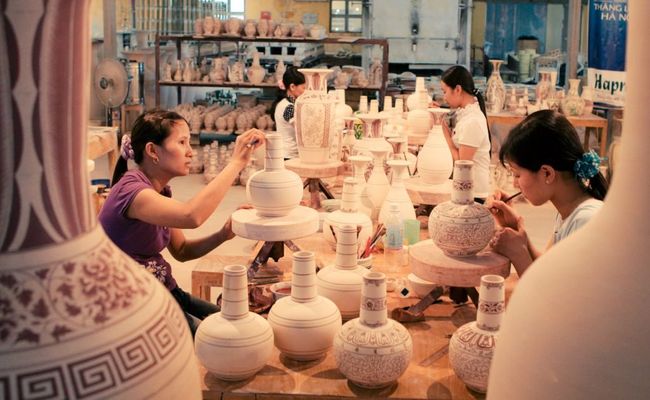 Pottery-making village - Bat Trang Porcelain village (Ha Noi)