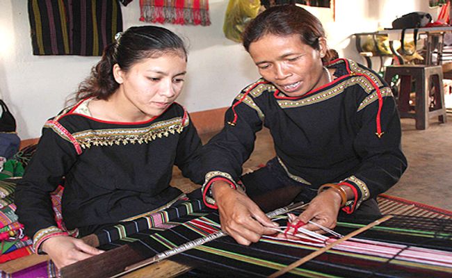 Brocade Weaving-making village – Chau Giang village (An Giang)