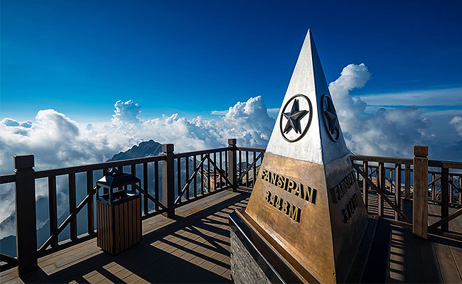 Fansipan-Peak-Sapa-Vietnam