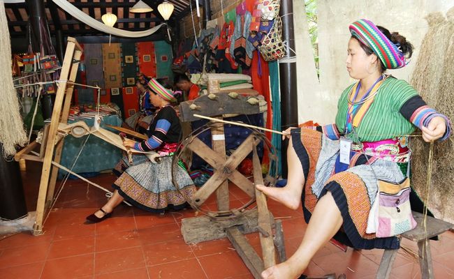 Cham brocade Weaving-making village – My Nghiep - Chung My village, (Ninh Thuan)