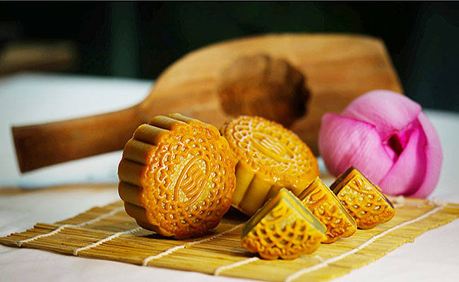 Baked-Mooncakes-in-Vietnam